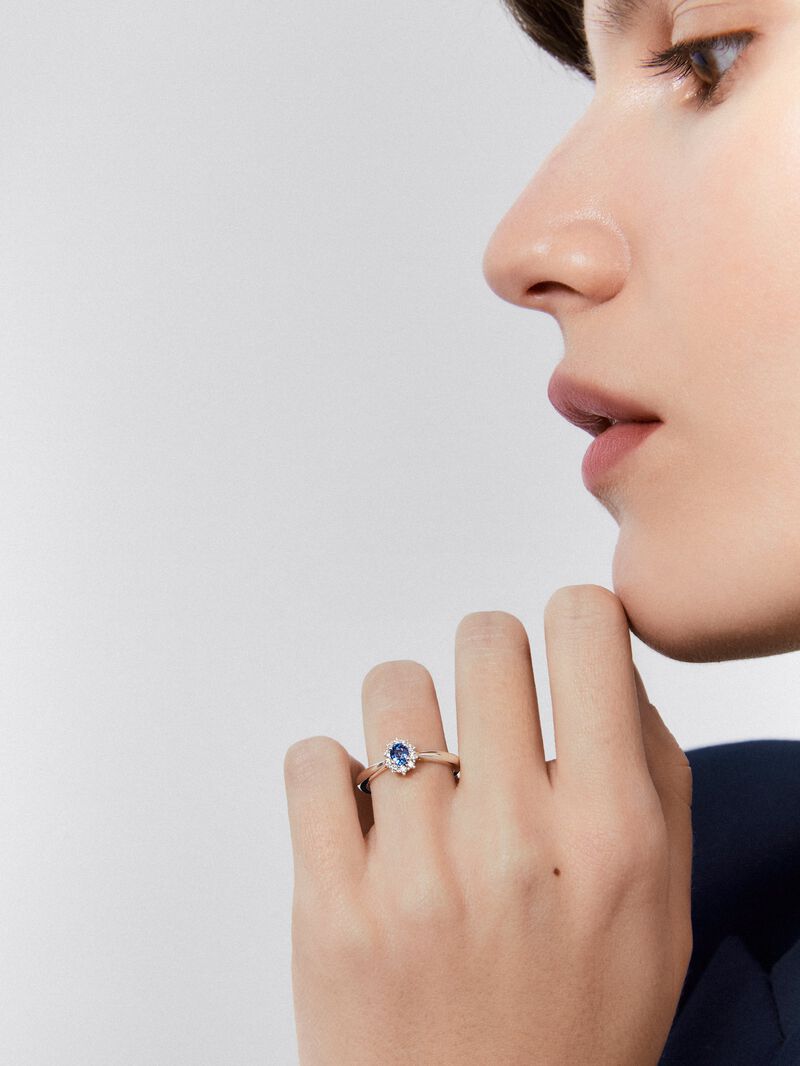 18K white gold ring with oval-cut blue sapphire of 0.38 cts and brilliant-cut diamonds with a total of 0.12 cts image number 3