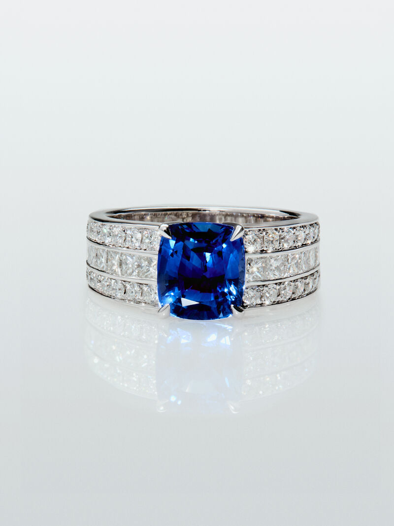 18K white gold ring with cushion-cut royal blue sapphire of 3.217 cts, 50 brilliant-cut diamonds with a total of 1.05 cts and 8 princess-cut diamonds with a total of 0.48 cts image number 1