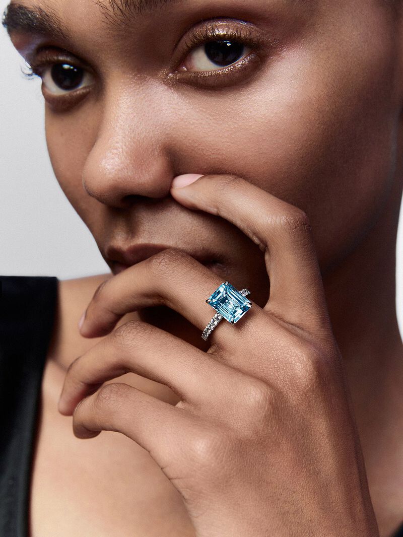 18K White Gold Solitary Ring with Topacio and Diamond image number 1