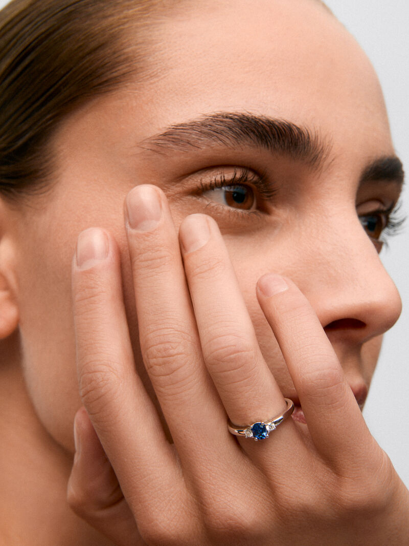 White gold ring with oval-cut blue sapphire of 0.41 cts and brilliant-cut diamonds with a total of 0.11 cts image number 2