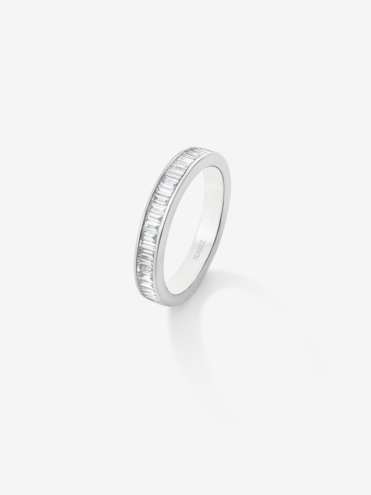 Media alianza de oro blanco de 18K con 31 diamantes en talla baguette con un total de 0 5 cts Suarez