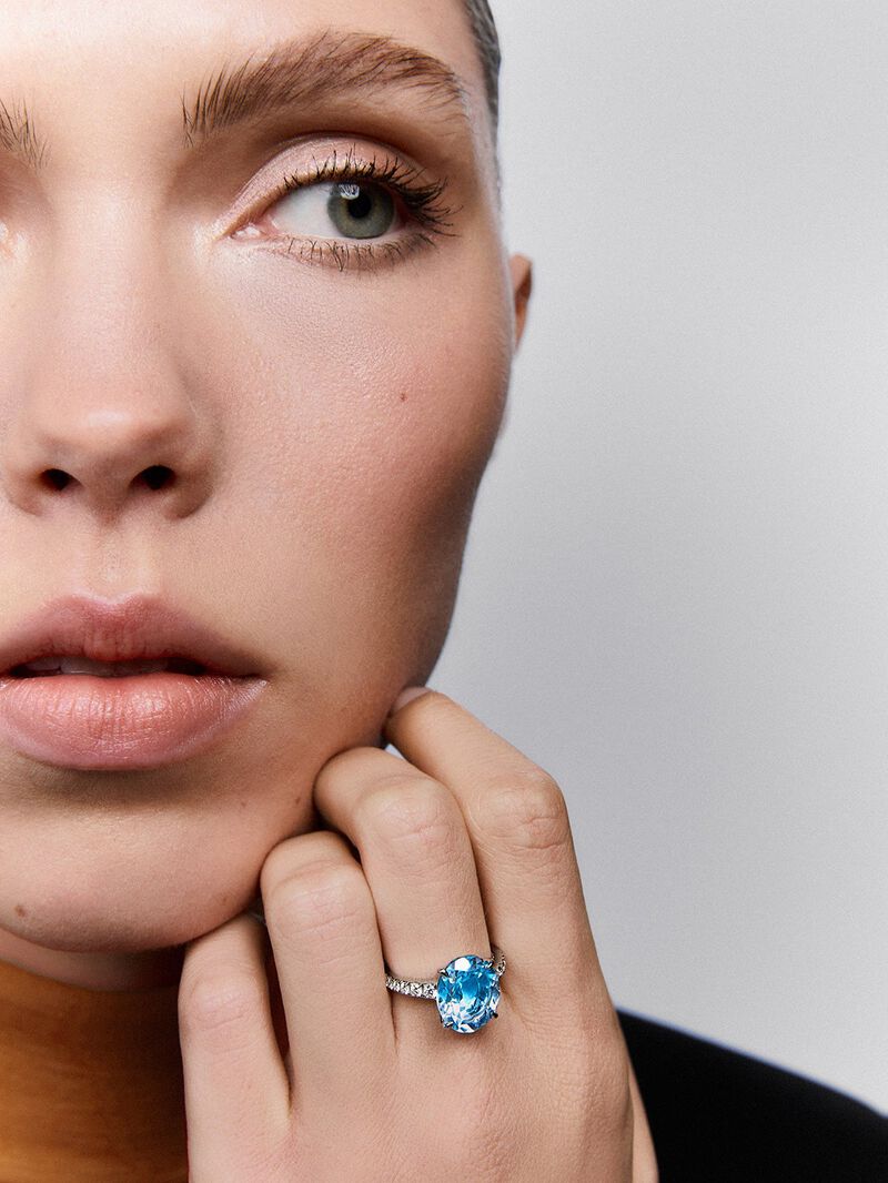 18K white gold ring with oval-cut sky blue topaz of 5.8 cts and 12 brilliant-cut diamonds with a total of 0.3 cts image number 1