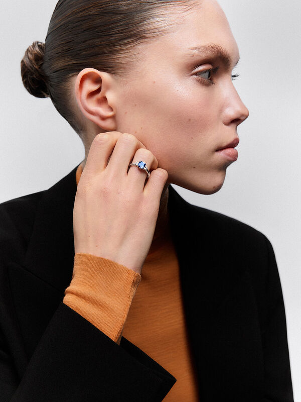 Anillo tresillo de oro blanco de 18kt con piedra tanzanita morada talla cushion y diamantes, SO21002-OBTZD_V