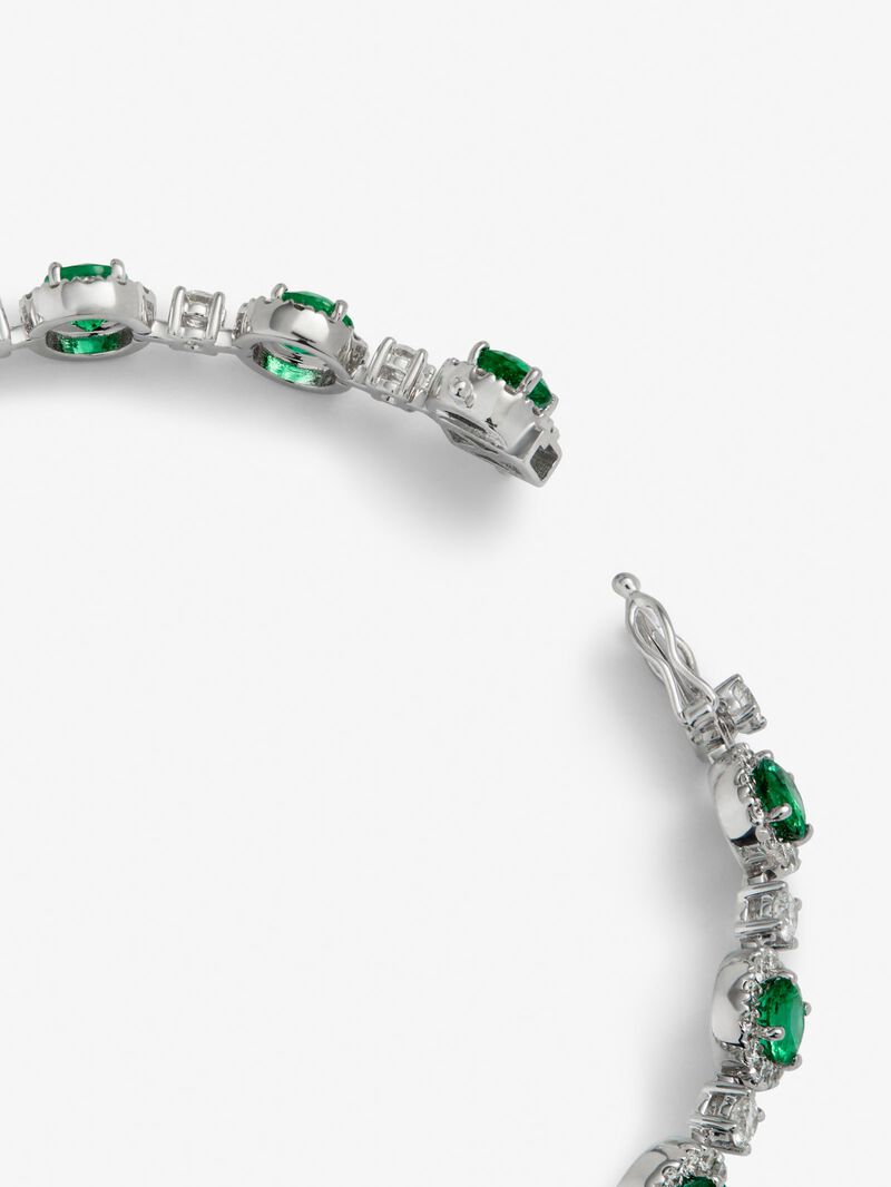 18K white gold bracelet with 16 brilliant-cut emeralds with a total of 5.58 cts and 208 brilliant-cut diamonds with a total of 2.73 cts image number 4
