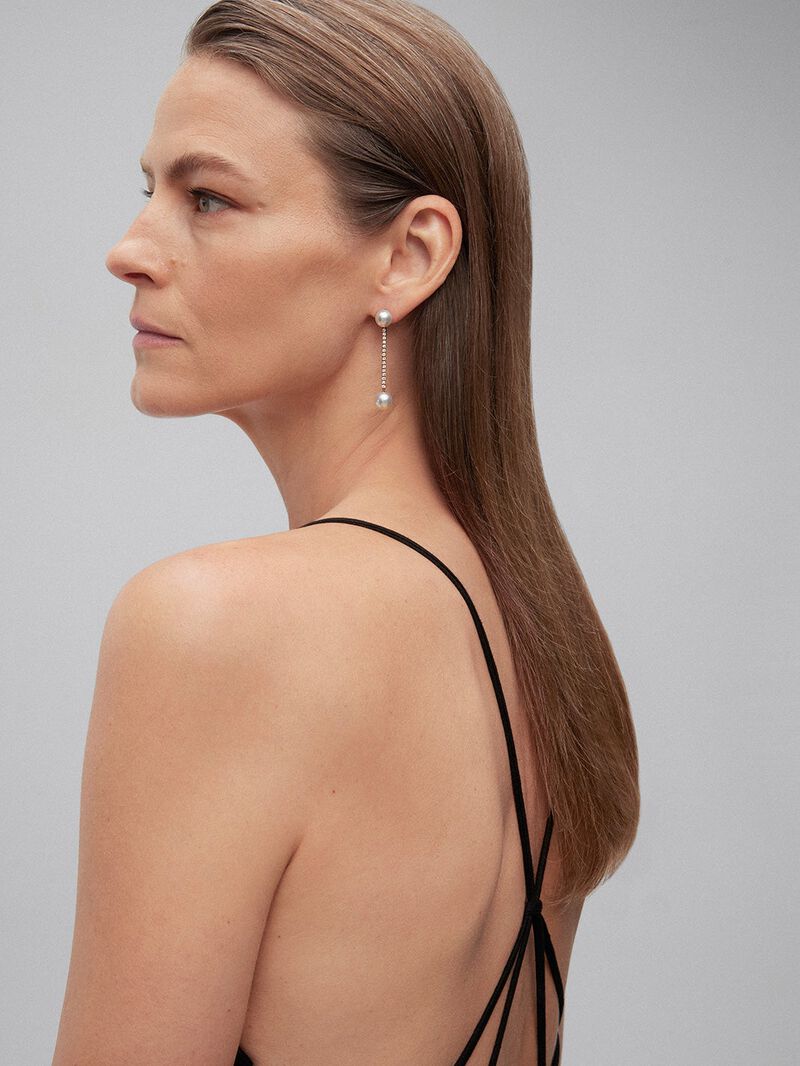 Long hanging earrings of 18K rose gold with diamond and pearl. image number 3