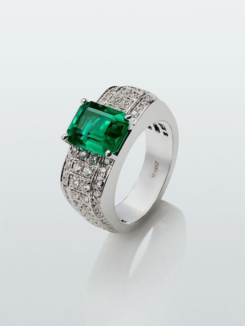 18K white gold ring with octagonal cut emerald of 2.73 cts and 124 brilliant cut diamonds with a total of 0.861 cts image number 0