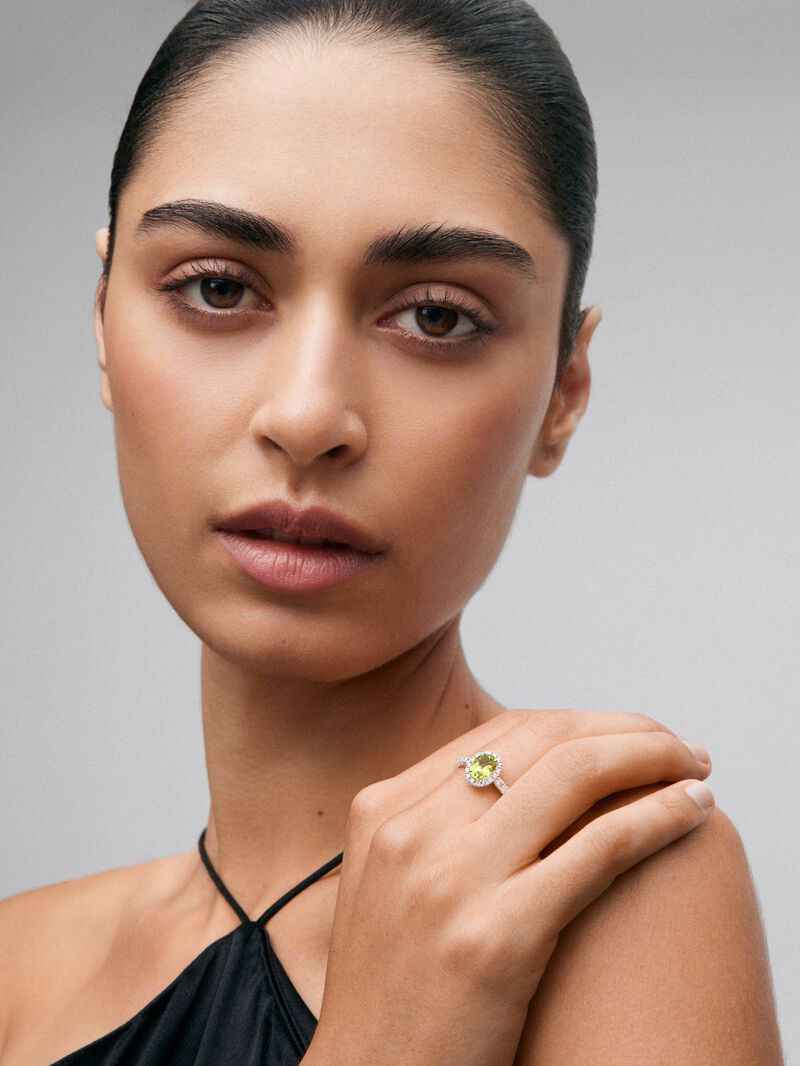 18K White Gold Ring with Green Peridoto in 1.28 cts and white diamonds in bright 0.48 cts diamonds image number 3