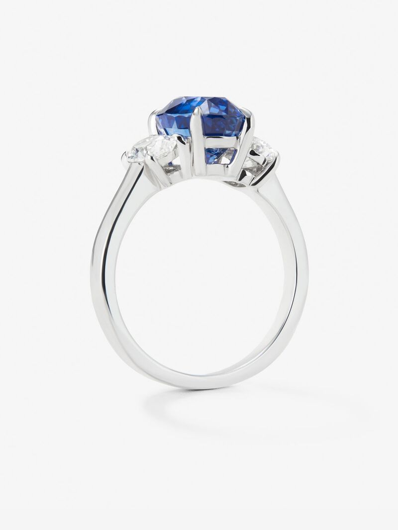 18K white gold triple ring with oval-cut royal blue sapphire of 3.37 cts and 2 oval-cut diamonds with a total of 0.8 cts image number 4