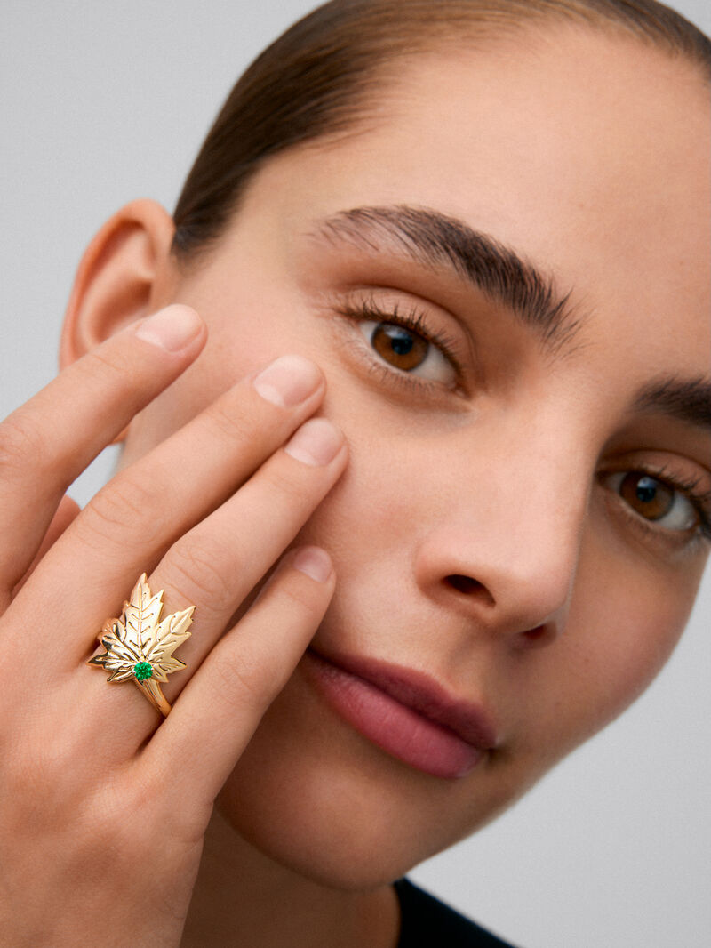 18K yellow gold ring with a 0.19 ct central brilliant-cut emerald, in a maple leaf design image number 1