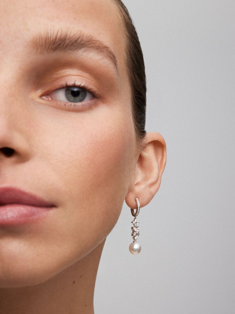 18K white gold earrings with 52 brilliant-cut diamonds with a total of 0.59 cts and 2 8.5 mm Akoya pearls image number 3
