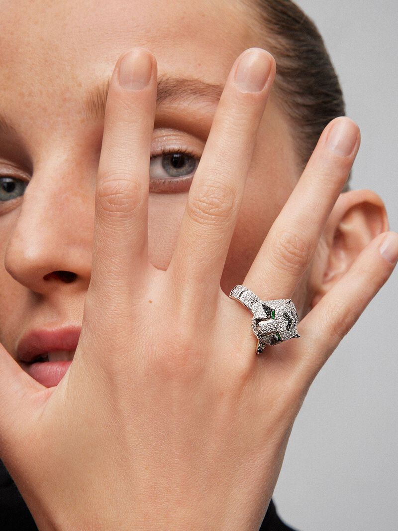 18K white gold ring with 278 brilliant-cut white diamonds with a total of 1.87 cts, 55 brilliant-cut black diamonds with a total of 0.25 cts, and 2 trapezoid-cut emeralds with a total of 0.13 tiger shaped cts image number 3