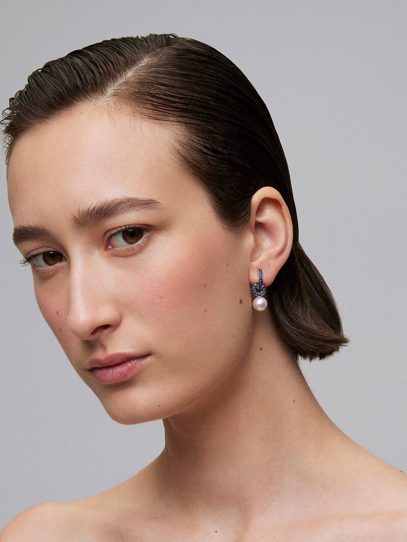 Double hoop earring made of 925 silver combined with an 8.5 mm Akoya pearl and sapphire. image number 3