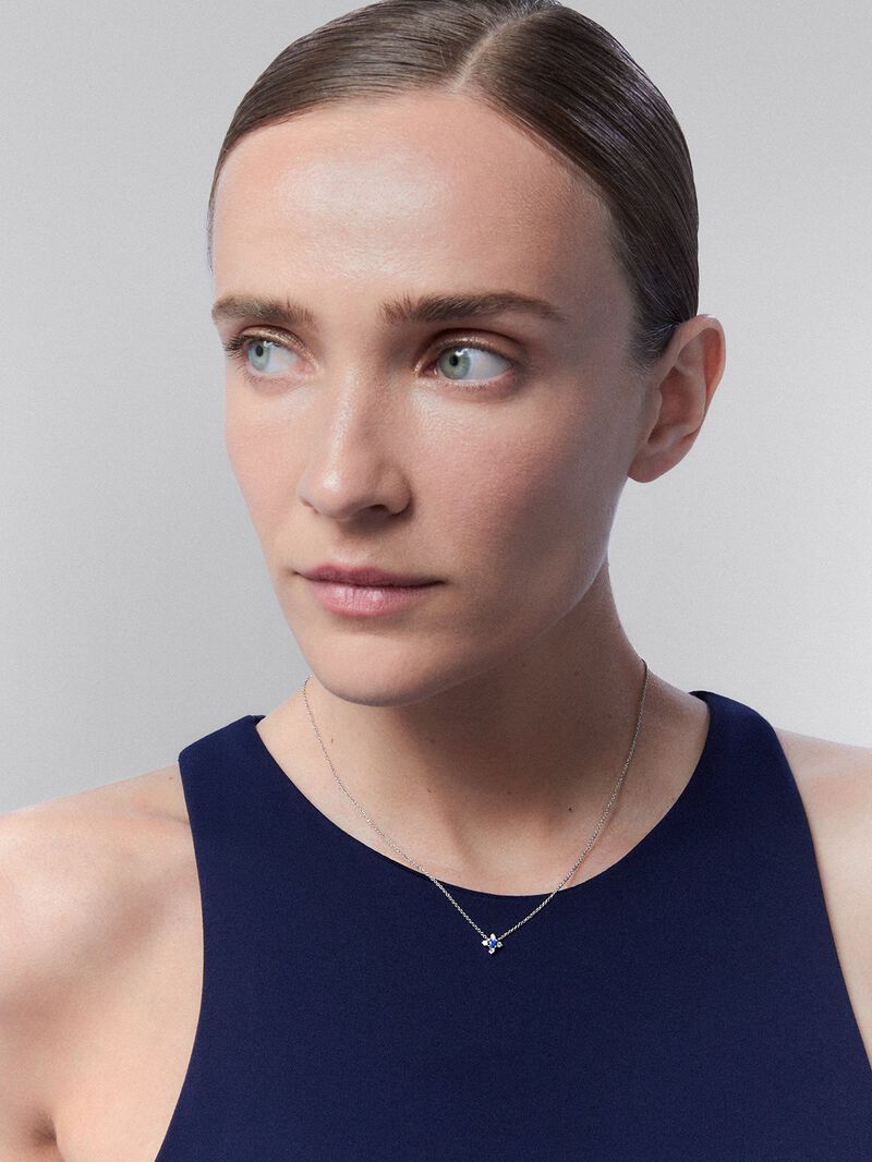 18K white gold pendant with a brilliant-cut blue sapphire of 0.12 cts and 4 brilliant-cut diamonds with a total of 0.08 cts image number 3