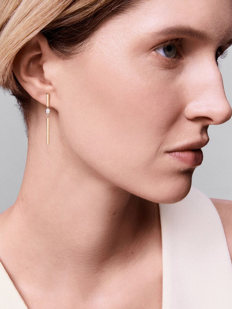 Long earrings made of 18K rose gold bars with diamonds. image number 7