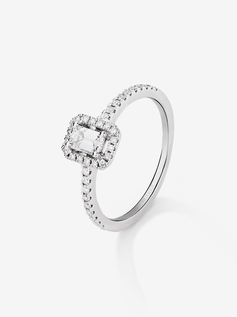 Anillo de oro blanco de 18K con diamantes en talla esmeralda de 0,3 cts y 38 en talla brillante con un total de 0,22 image number 0