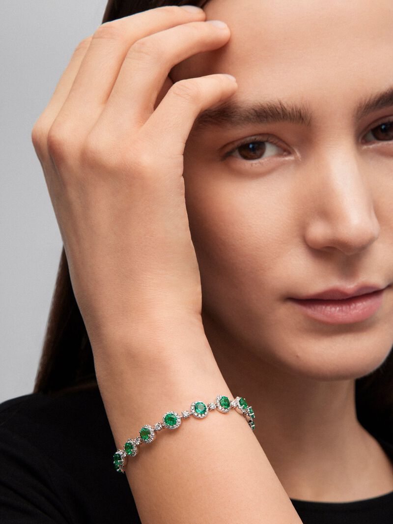 18K white gold bracelet with 16 brilliant-cut emeralds with a total of 5.58 cts and 208 brilliant-cut diamonds with a total of 2.73 cts image number 1
