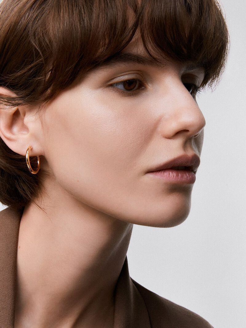 Medium Smooth Hoop Earrings in 18K Yellow Gold image number 3