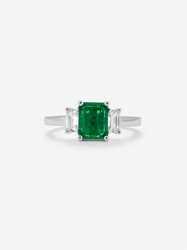 Anillo tresillo de oro blanco de 18kt con esmeralda verde de 1,35cts y diamantes talla esmeralda, SO21085-E/A013_V