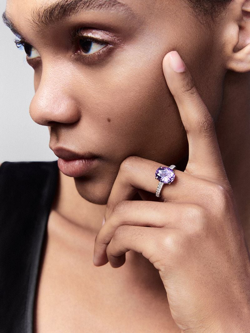 18K white gold ring with oval-cut purple amethyst of 3.51 cts and 14 brilliant-cut diamonds with a total of 0.32 cts image number 1