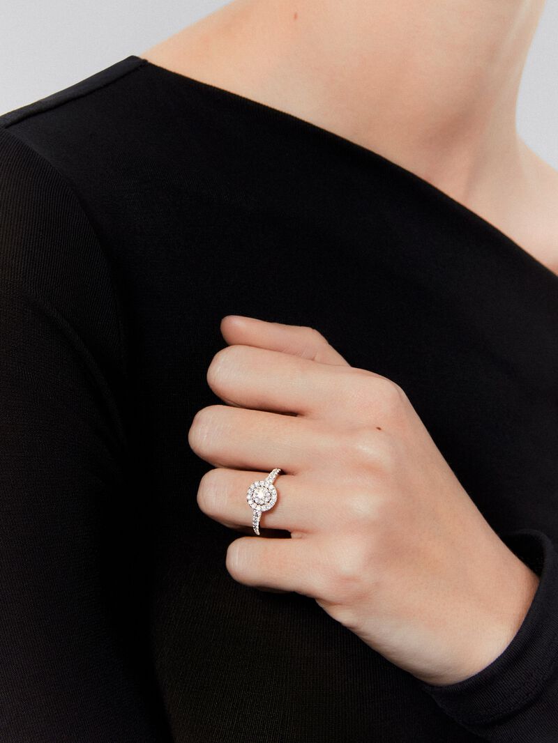 18K white gold ring with a halo of pavé diamonds image number 1