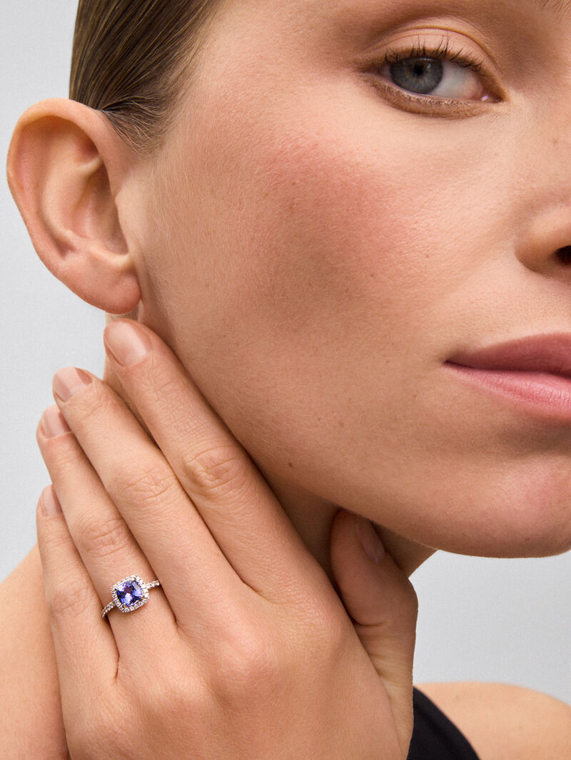 18K white gold ring with cushion-cut tanzanite of 1.17 cts and 38 brilliant-cut diamonds with a total of 0.31 cts image number 1