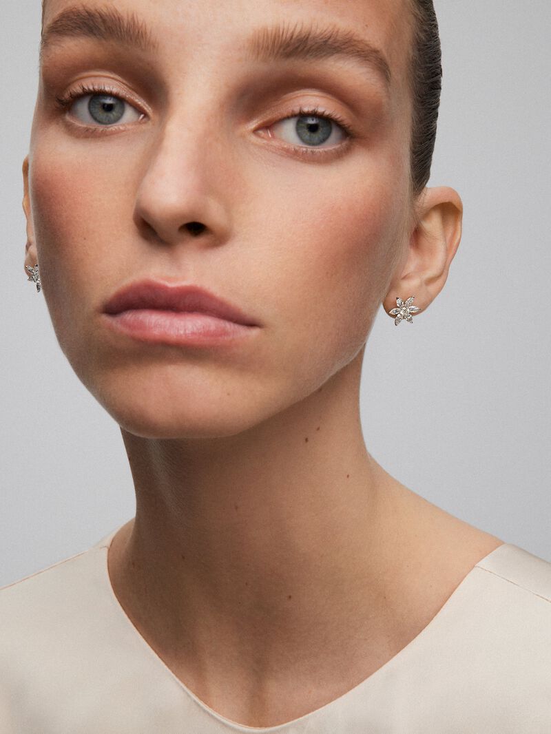 18K white gold earrings with 2 brilliant-cut diamonds with a total of 0.35 cts and 12 marquise-cut diamonds with a total of 1.9 cts image number 3