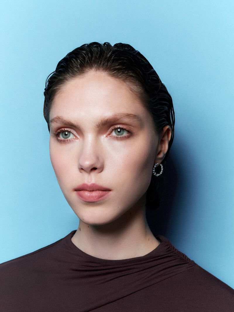 Side hoop earrings made of 18K white gold with claw-set diamonds. image number 5