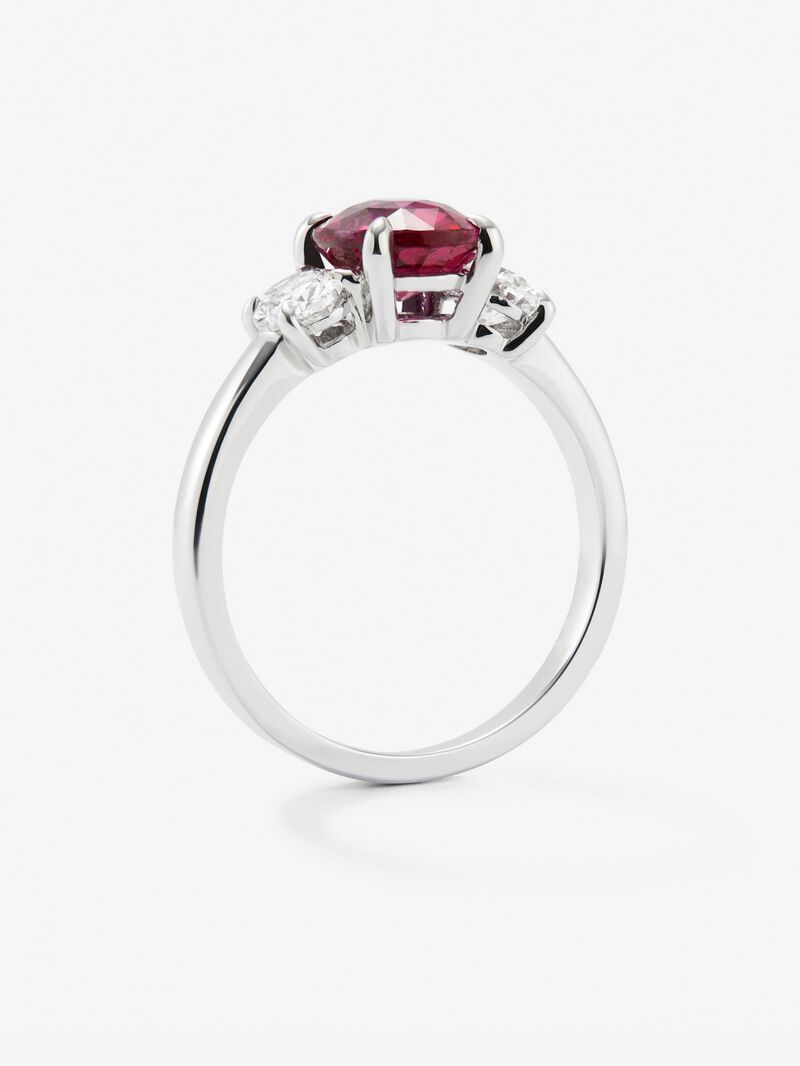 18K white gold triple ring with oval-cut pigeon blood red ruby ​​of 2.04 cts and 2 oval-cut diamonds with a total of 0.62 cts image number 4
