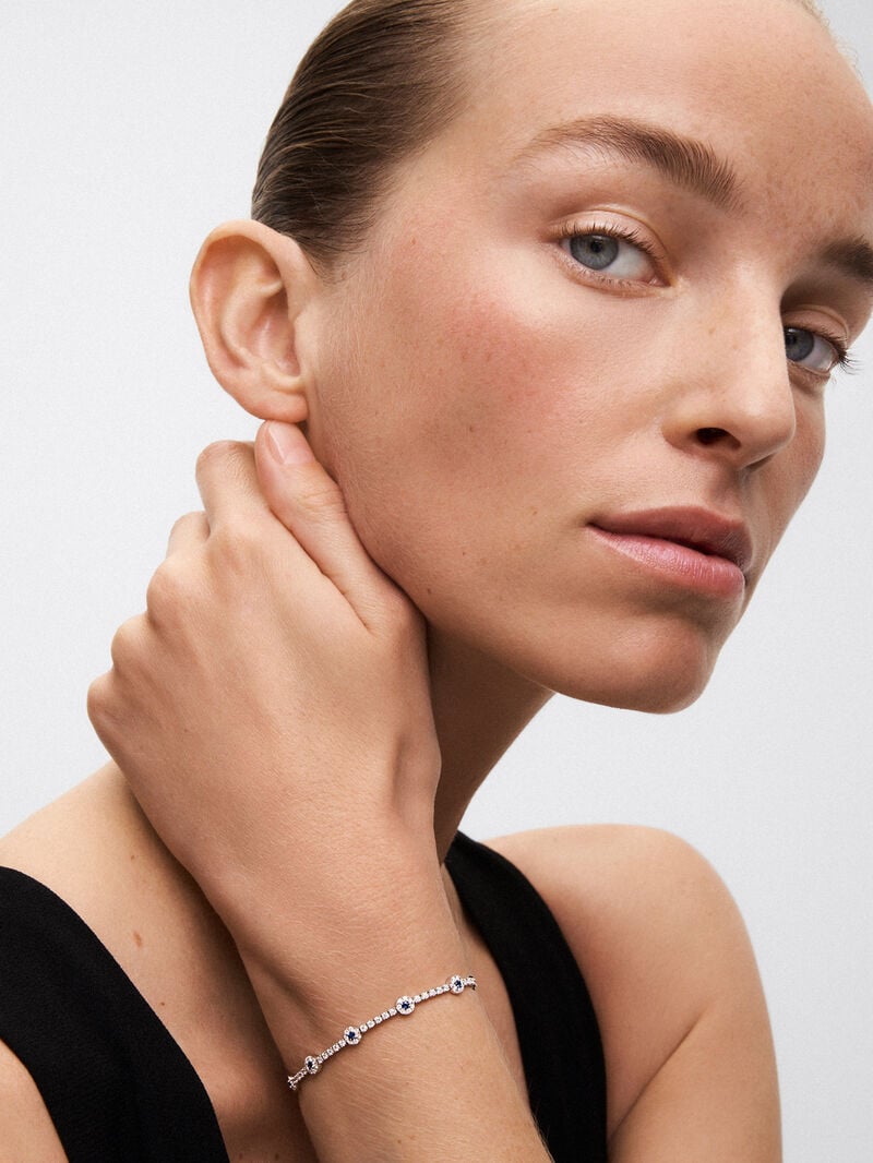 18K white gold bracelet with 143 brilliant-cut diamonds with a total of 1.66 cts and 12 brilliant-cut blue sapphires with a total of 0.5 cts image number 3