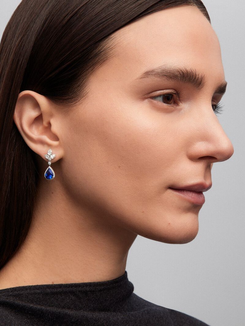 18K white gold earrings with 2 pear-cut royal blue sapphires with a total of 3.35 cts and 52 pear-cut and brilliant-cut diamonds with a total of 1.71 cts image number 1