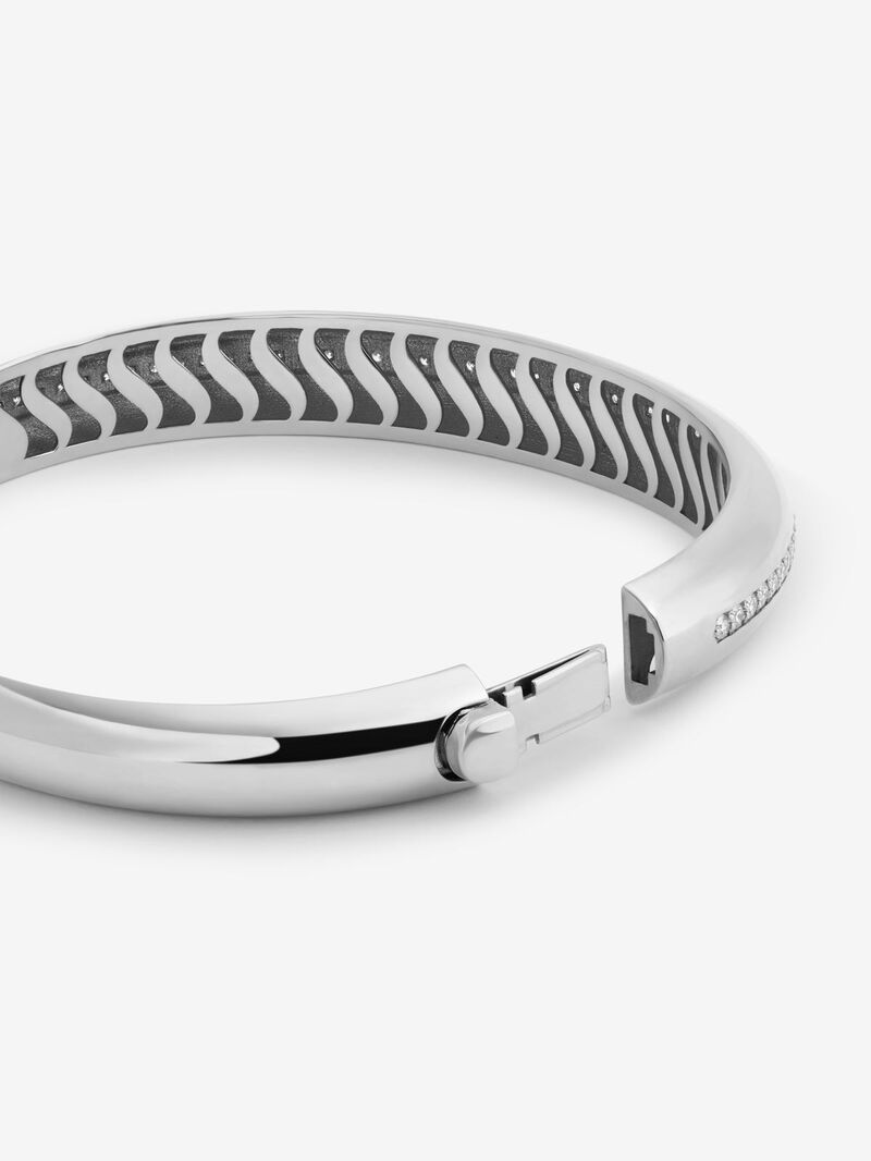 Rigid 18K White Gold Bracelet with Pavé Brilliant-Cut Diamonds image number 4