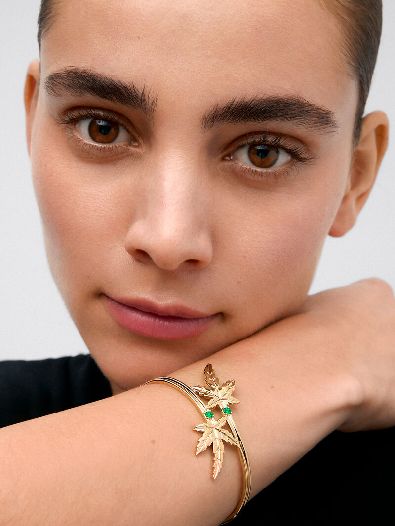18K yellow gold bracelet with two brilliant-cut emeralds totaling 0.23 cts, in a maple leaf design. image number 3