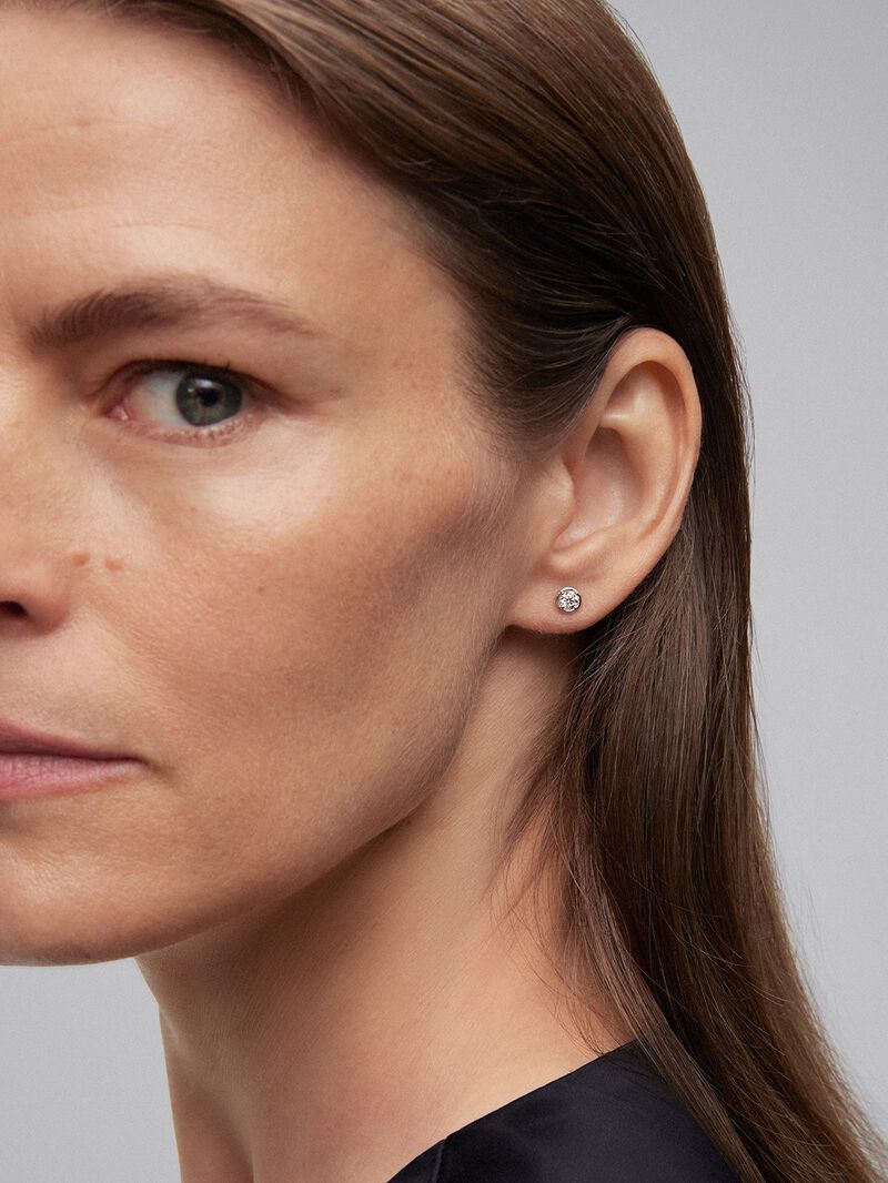18K white gold earrings with solitary diamond image number 2