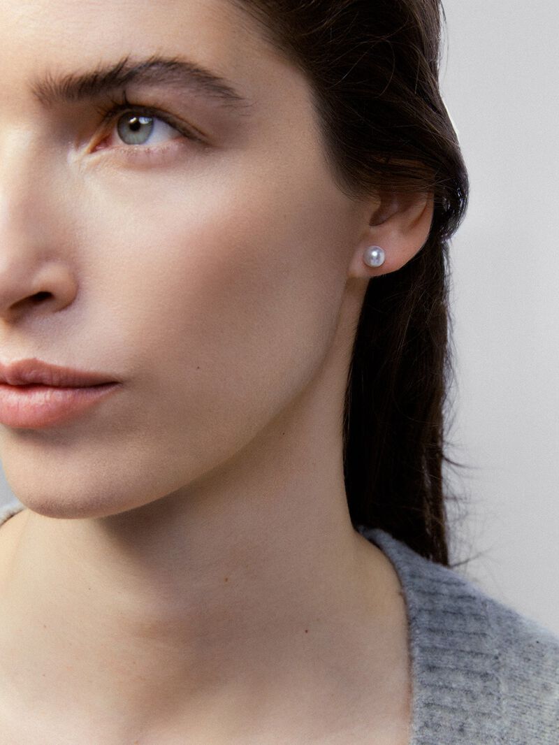 Rose gold pearl earrings with pearl. image number 2