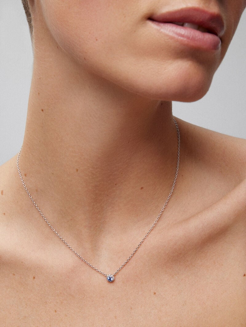 18K white gold pendant with brilliant-cut blue sapphire of 0.23 cts and a border of 10 brilliant-cut diamonds with a total of 0.07 cts image number 4