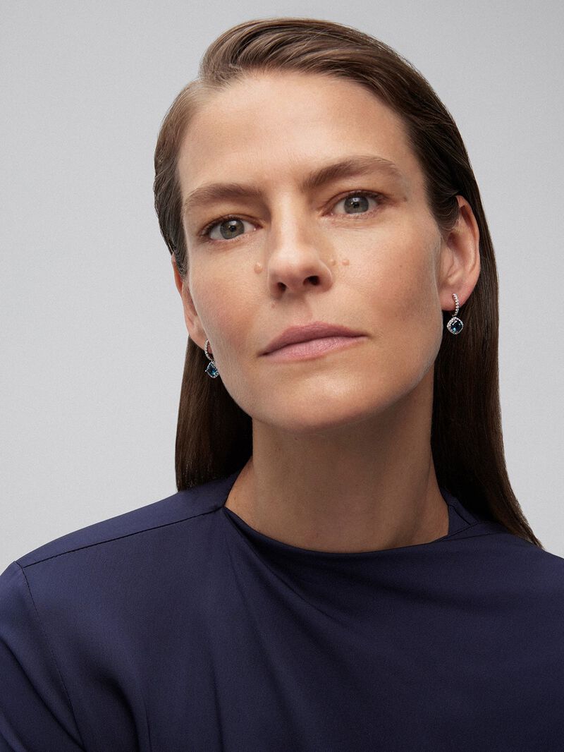 18K white gold hoop earrings with 2 cushion-cut London blue topazes with a total of 2.16 cts and 52 brilliant-cut diamonds with a total of 0.49 cts image number 3