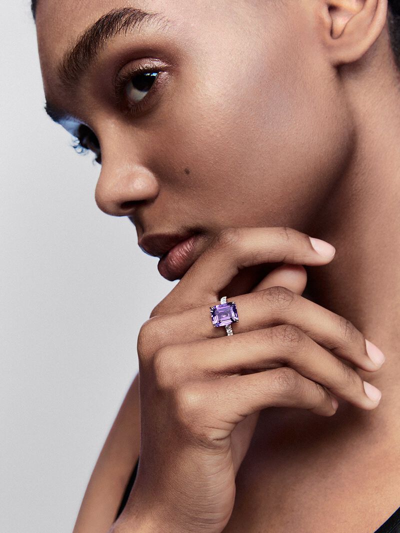 18K white gold ring with emerald-cut purple amethyst of 4.25 cts and 14 brilliant-cut diamonds with a total of 0.32 cts image number 3