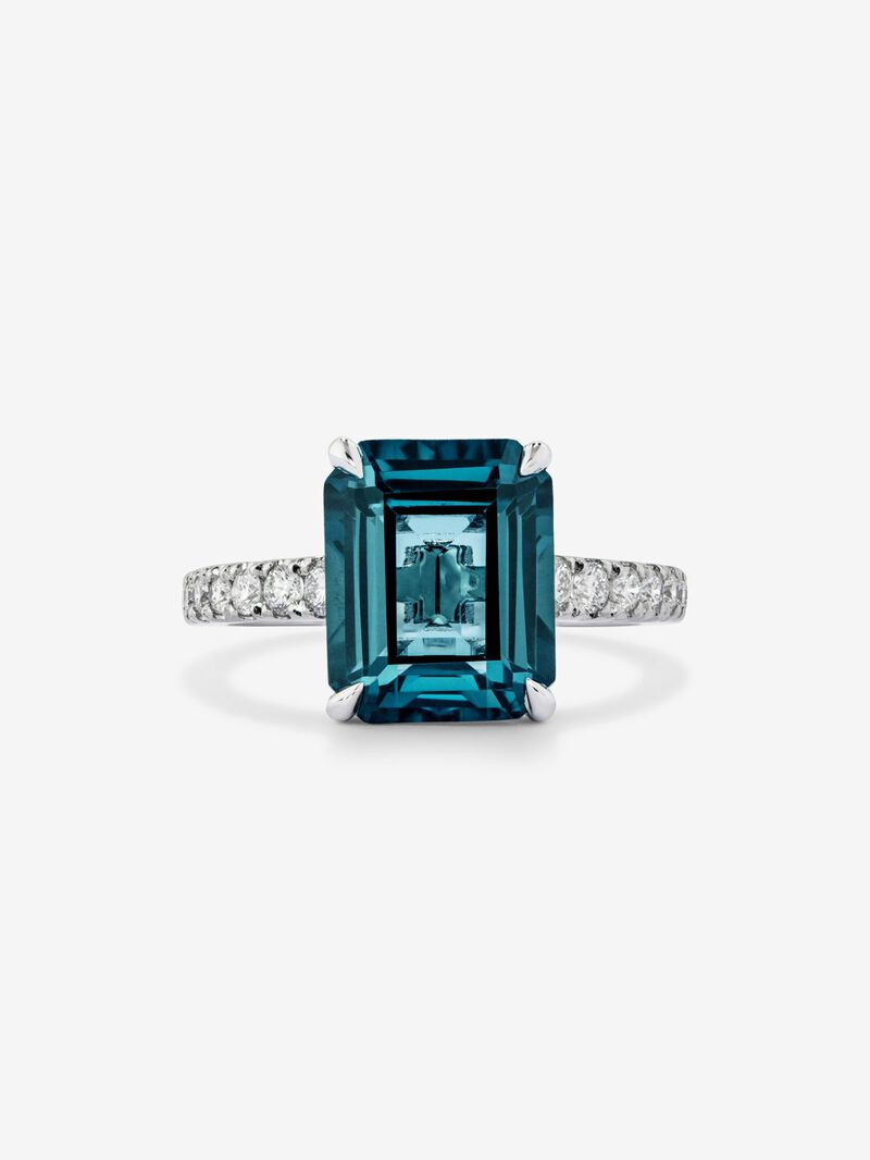 18K white gold ring with emerald-cut London blue topaz of 4.25 cts and 14 brilliant-cut diamonds with a total of 0.32 cts image number 1