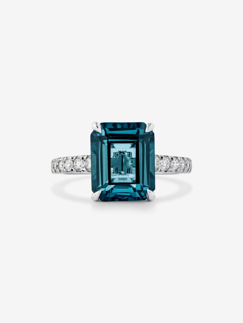 18K white gold ring with emerald-cut London blue topaz of 4.25 cts and 14 brilliant-cut diamonds with a total of 0.32 cts image number 2