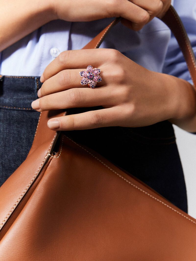 18K rose gold ring with 106 brilliant-cut multicolor sapphires with a total of 2.46 cts in the shape of a flower image number 1