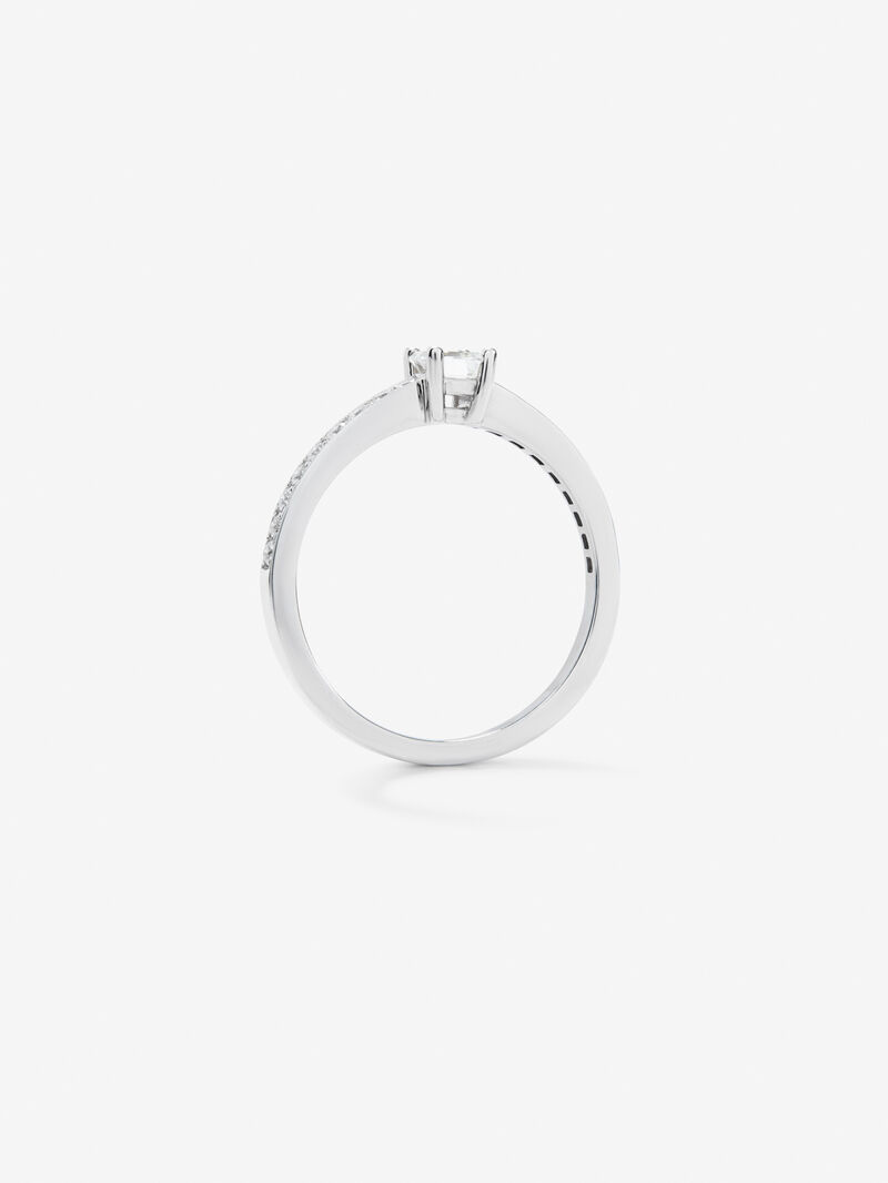 18K White Gold Star Ring with Esmeralda and Diamond image number 4