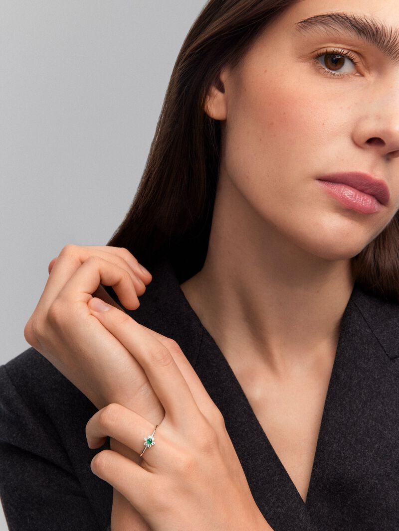 18K white gold ring with brilliant-cut green emerald of 0.08 cts and 6 brilliant-cut diamonds with a total of 0.15 cts in the shape of a star image number 1