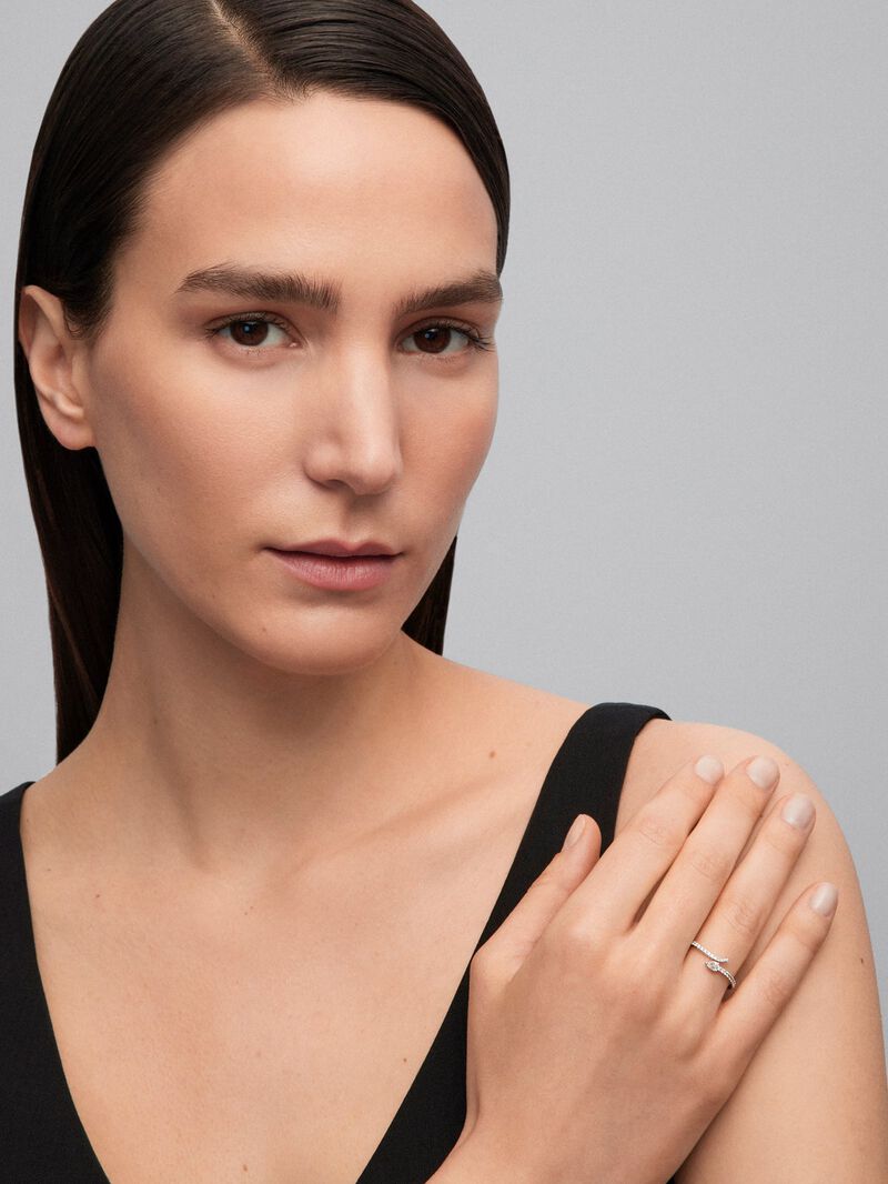 You and me ring in 18K white gold with a pear-cut diamond of 0.14 cts and 25 brilliant-cut diamonds with a total of 0.17 cts image number 3