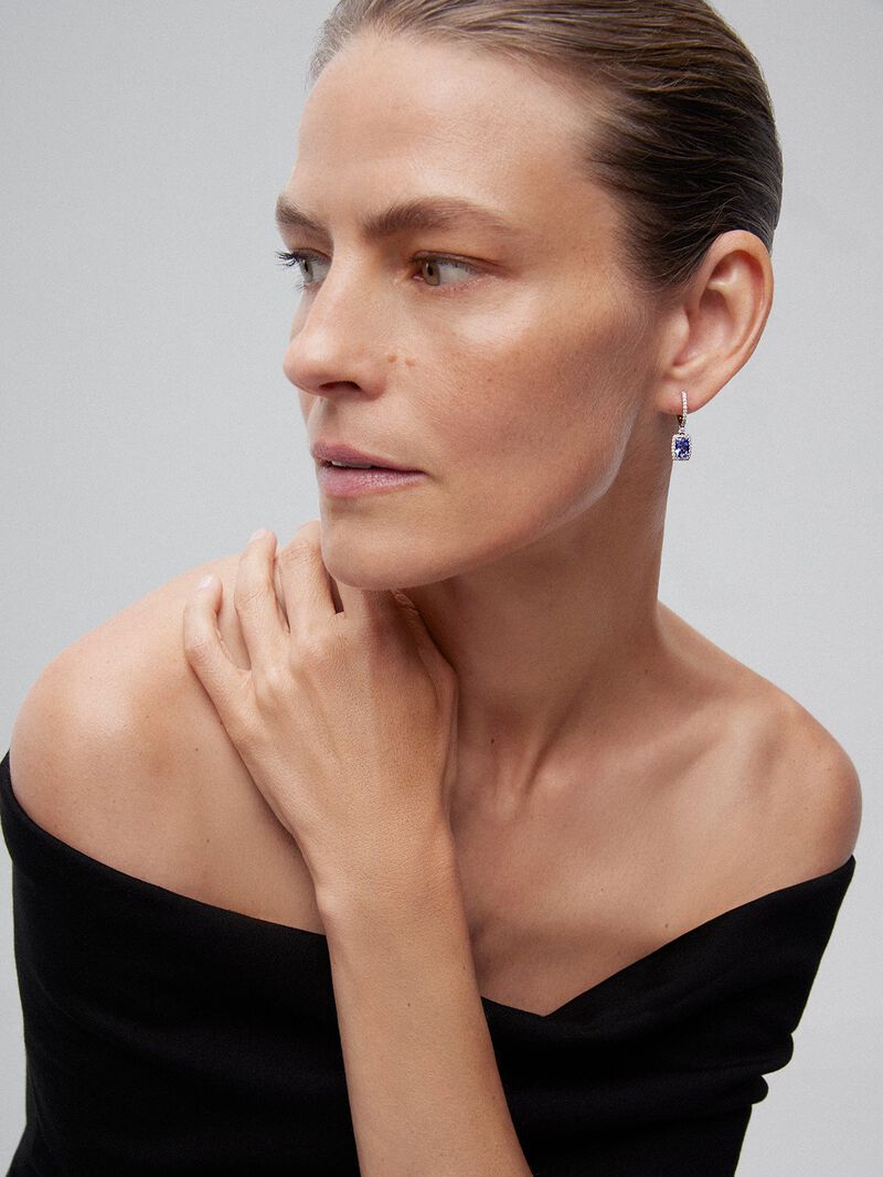 18K white gold earrings with 2 cushion-cut tanzanites with a total of 1.73 cts and 62 brilliant-cut diamonds with a total of 0.47 cts image number 0