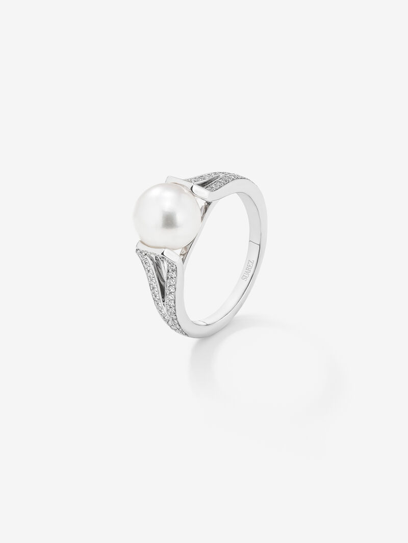 18k white gold ring with Akoya pearl and diamonds image number 0