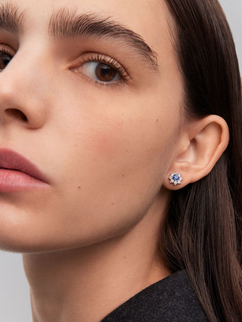 Star-shaped earrings in 18K white gold with 2 brilliant-cut blue sapphires with a total of 0.62 cts and 16 brilliant-cut white diamonds with a total of 0.77 cts image number 3