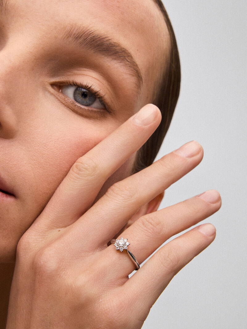 18K white gold ring with 9 brilliant-cut diamonds with a total of 0.39 cts image number 3