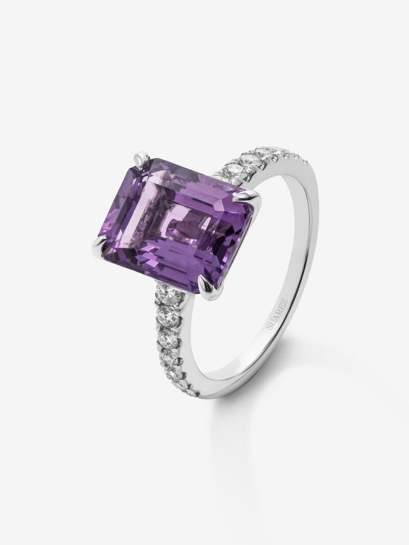 18K white gold ring with emerald-cut purple amethyst of 4.25 cts and 14 brilliant-cut diamonds with a total of 0.32 cts image number 0