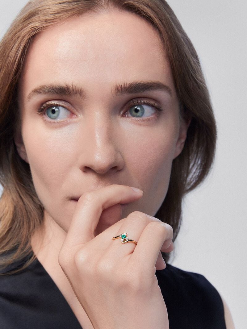 18K yellow gold ring with brilliant-cut green emerald of 0.088 cts and 4 brilliant-cut diamonds with a total of 0.08 cts image number 3