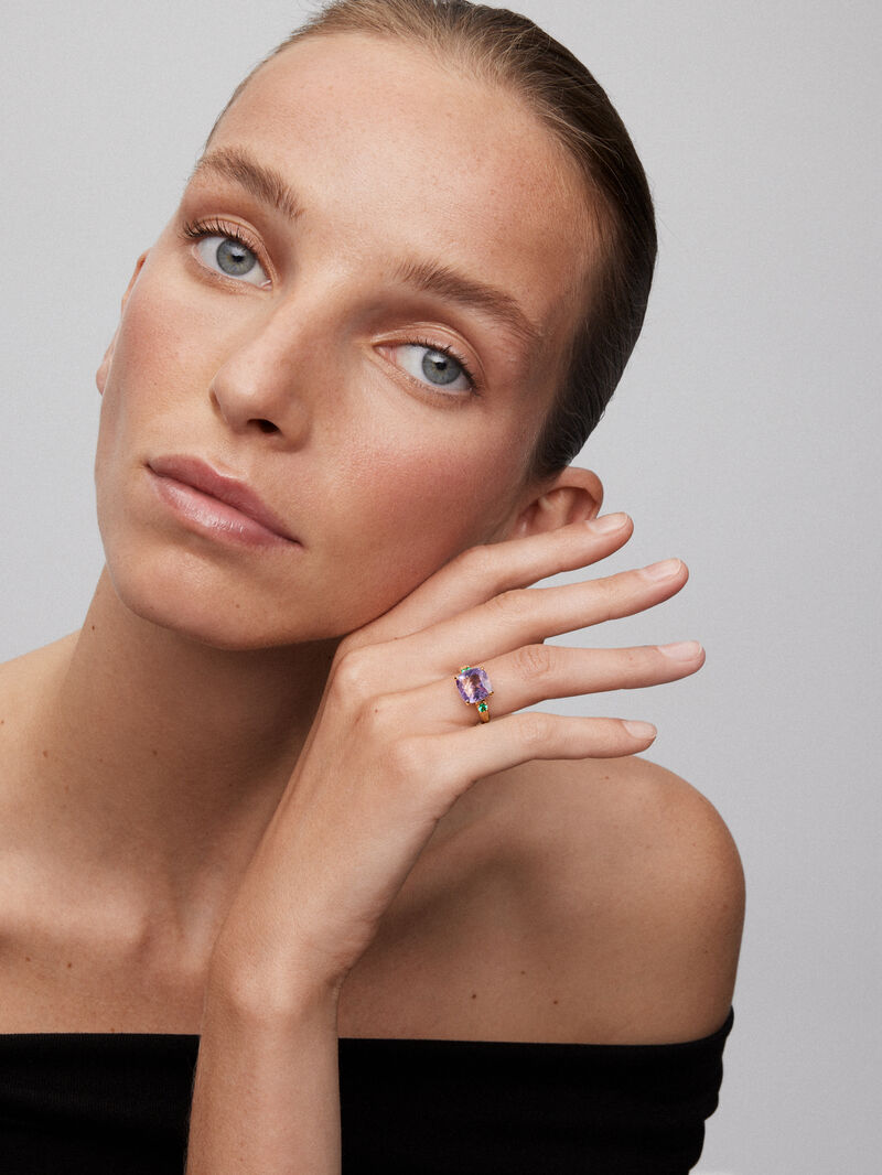 18K yellow gold triple ring with cushion-cut purple amethyst of 3.53 cts and 2 brilliant-cut green emeralds with a total of 0.19 cts image number 1
